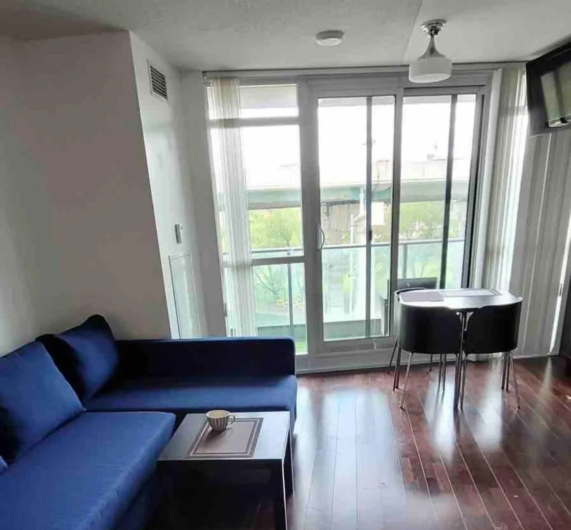 Luxury Downtown Condo With Cn Tower Views, Pool Access, Gym,Free Parking Upon Request At Booking Toronto Apartment
