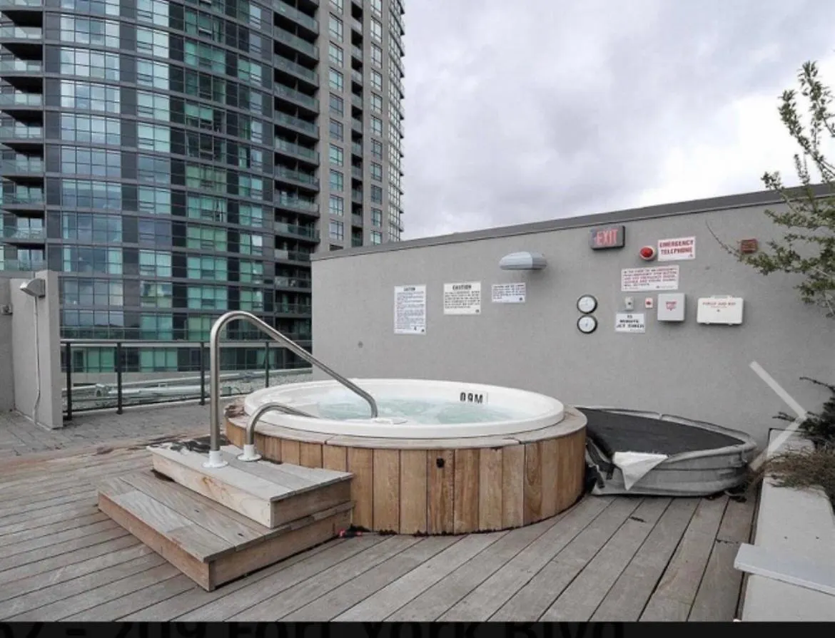 Luxury Downtown Condo With Cn Tower Views, Pool Access, Gym,Free Parking Upon Request At Booking Toronto Apartment