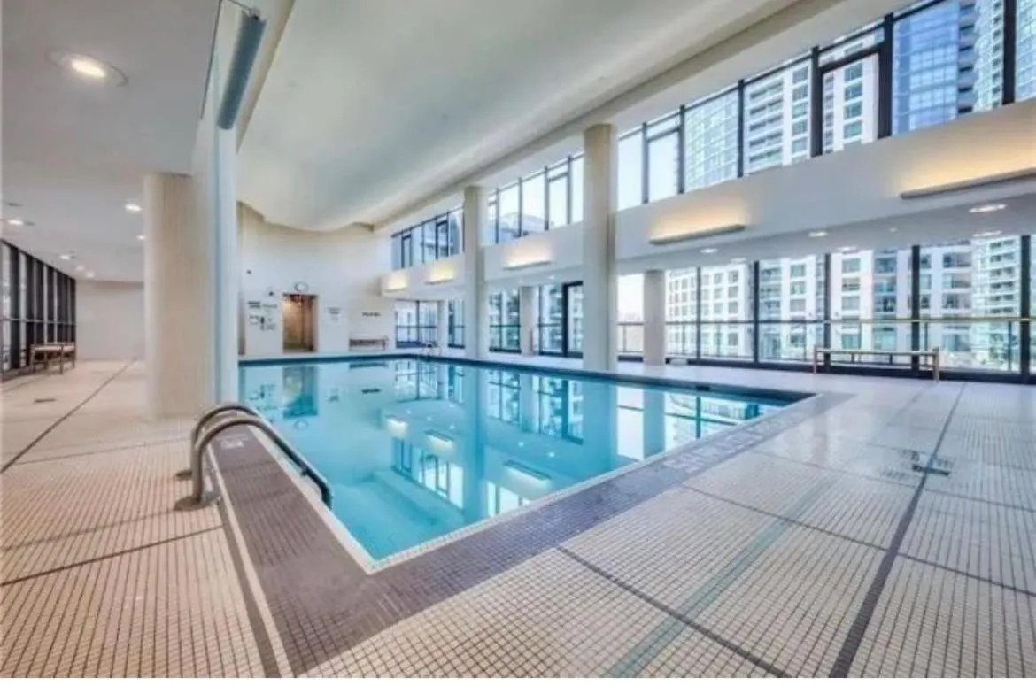 Luxury Downtown Condo With Cn Tower Views, Pool Access, Gym,Free Parking Upon Request At Booking location