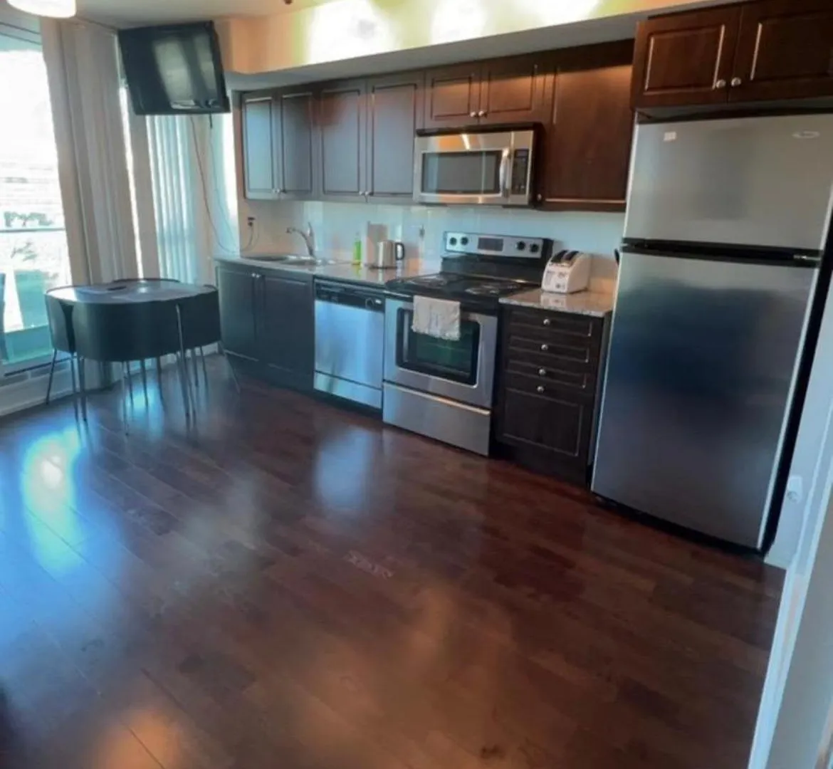 Luxury Downtown Condo With Cn Tower Views, Pool Access, Gym,Free Parking Upon Request At Booking Toronto