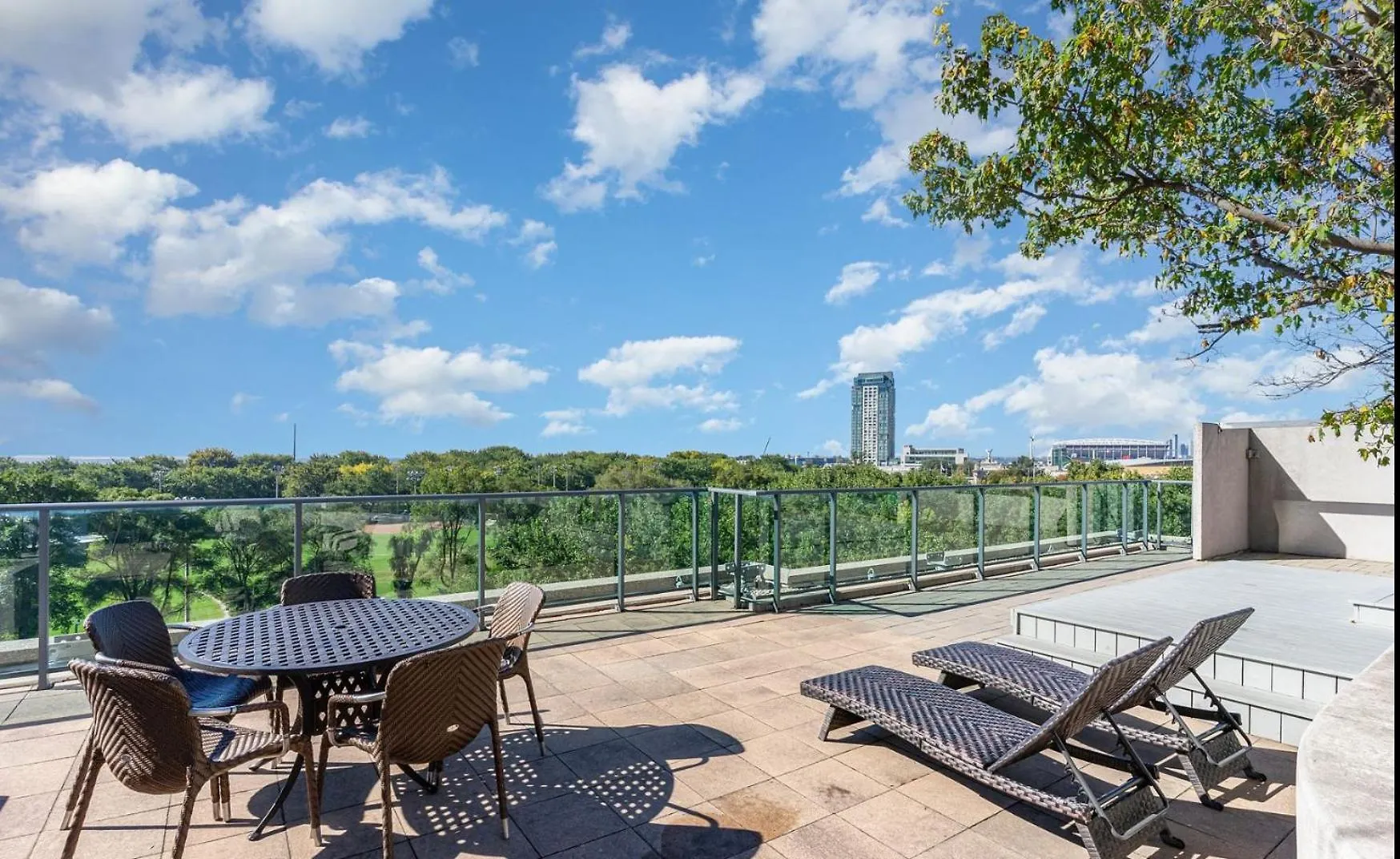 Luxury Downtown Condo With Cn Tower Views, Pool Access, Gym,Free Parking Upon Request At Booking Toronto Canada