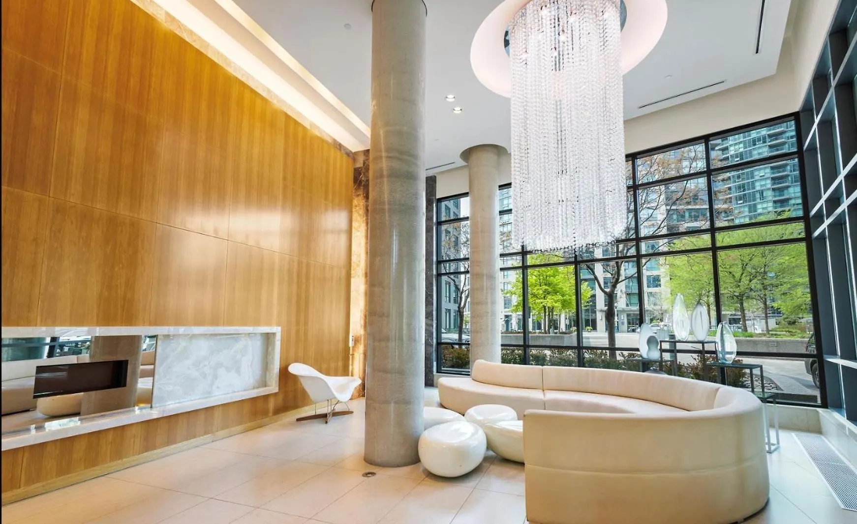 Luxury Downtown Condo With Cn Tower Views, Pool Access, Gym,Free Parking Upon Request At Booking Toronto