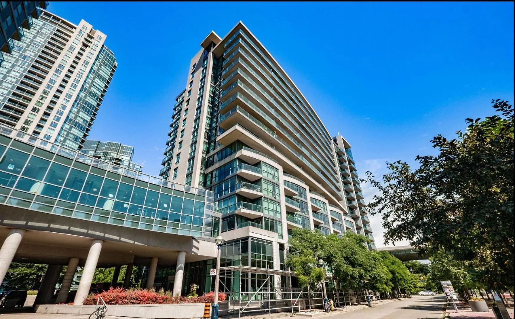 Apartment Luxury Downtown Condo With Cn Tower Views, Pool Access, Gym,Free Parking Upon Request At Booking Toronto